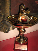 Poklon pehar sa velikim poklopcem, figurom i pločicom (u poklopac idu bombone)